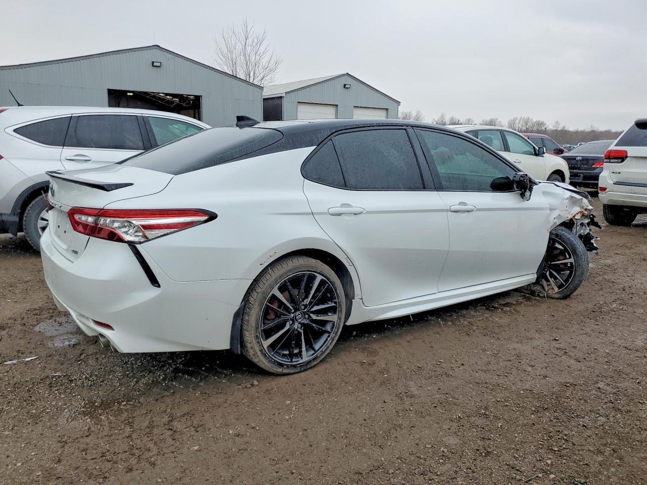 2020 Toyota Camry Xse - zdjęcie 3