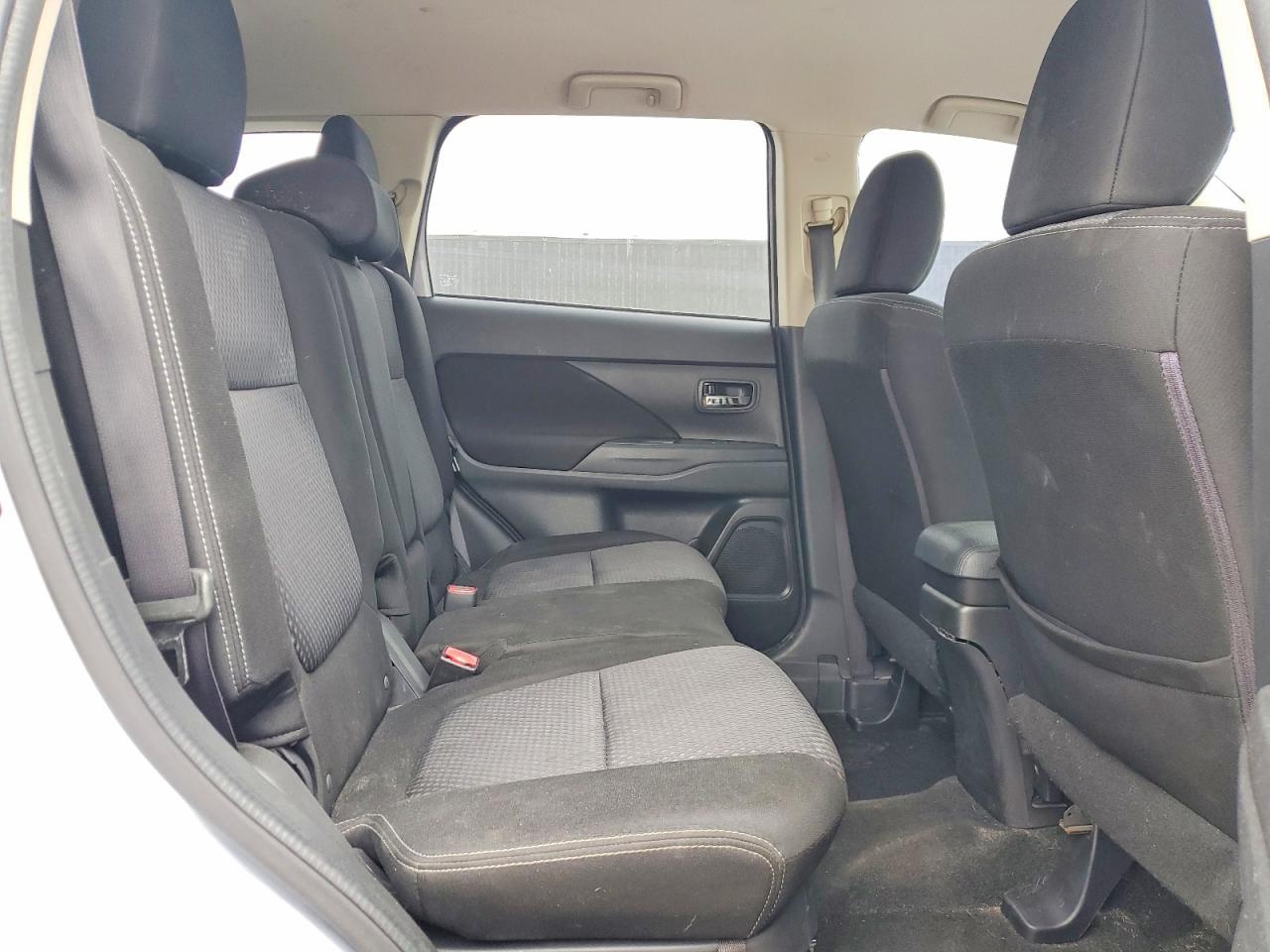2016 Mitsubishi Outlander Es - zdjęcie 11