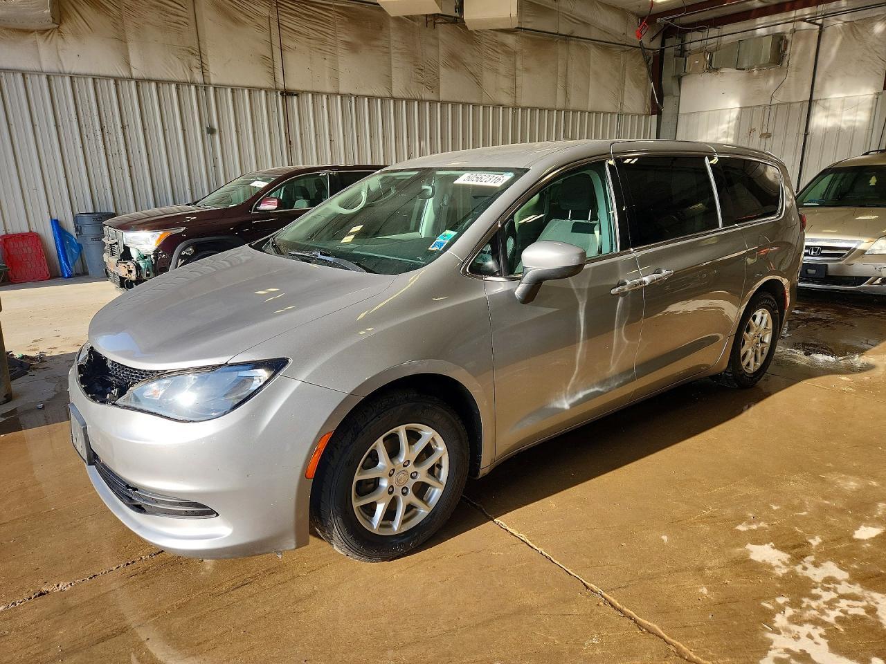 2017 Chrysler Pacifica Touring - zdjęcie główne