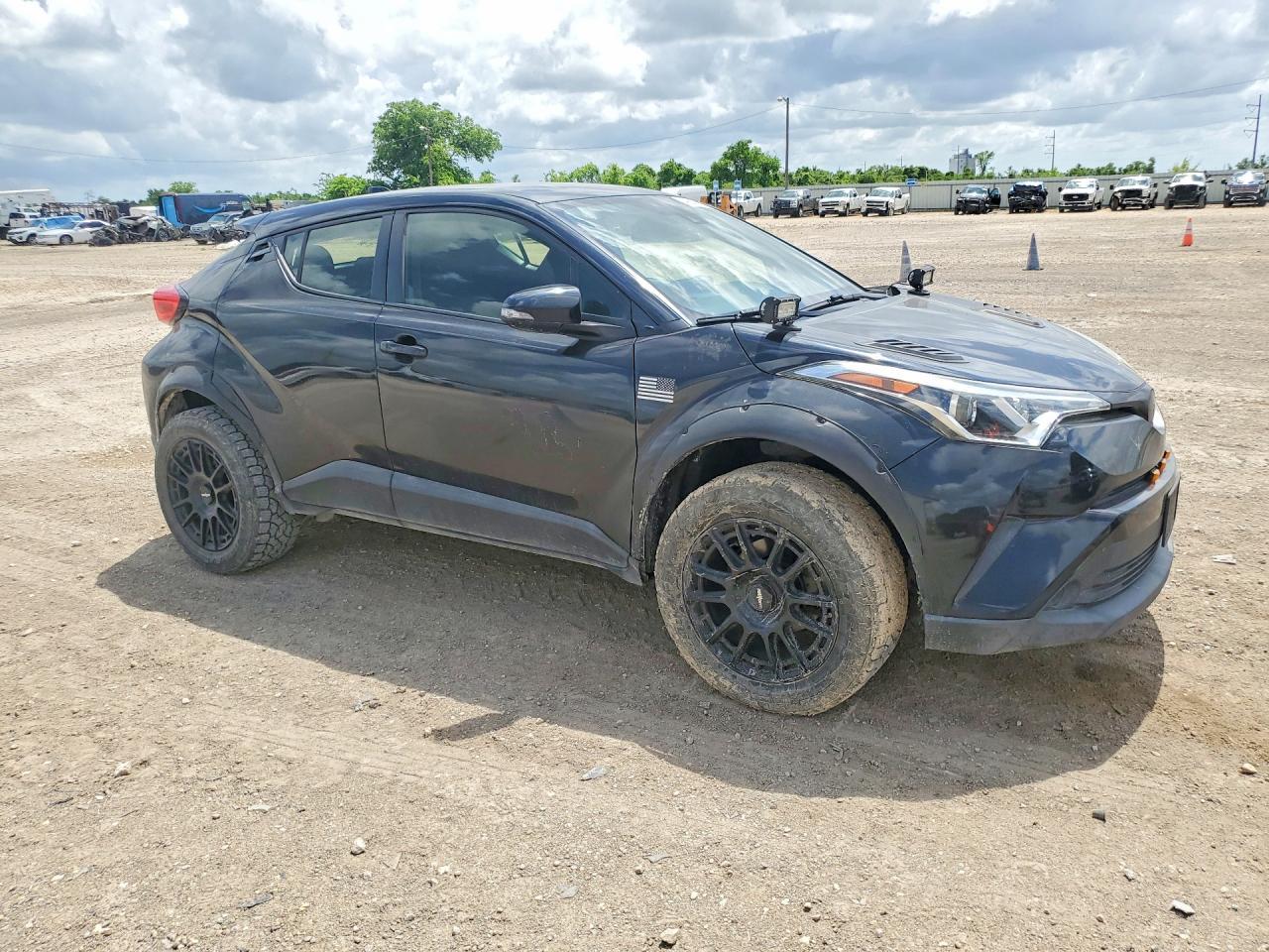 2019 Toyota C-Hr Le - zdjęcie 4