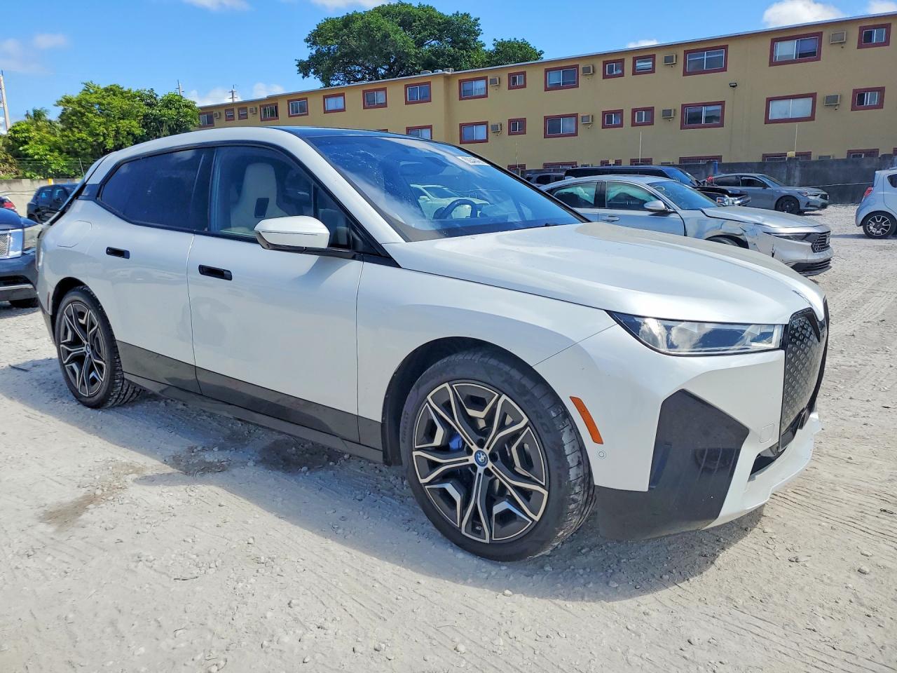 2023 BMW Ix xDrive50 - zdjęcie 4