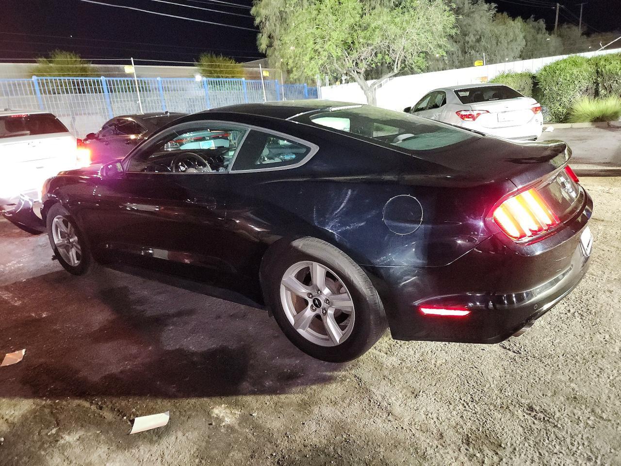 2017 Ford Mustang - zdjęcie 2