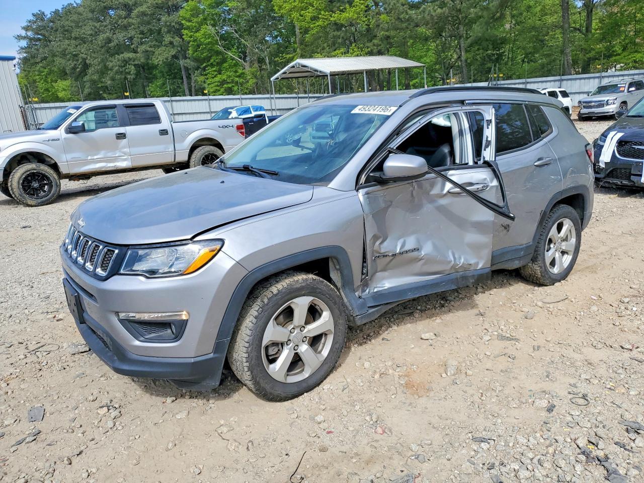 2017 Jeep Compass Latitude - zdjęcie główne