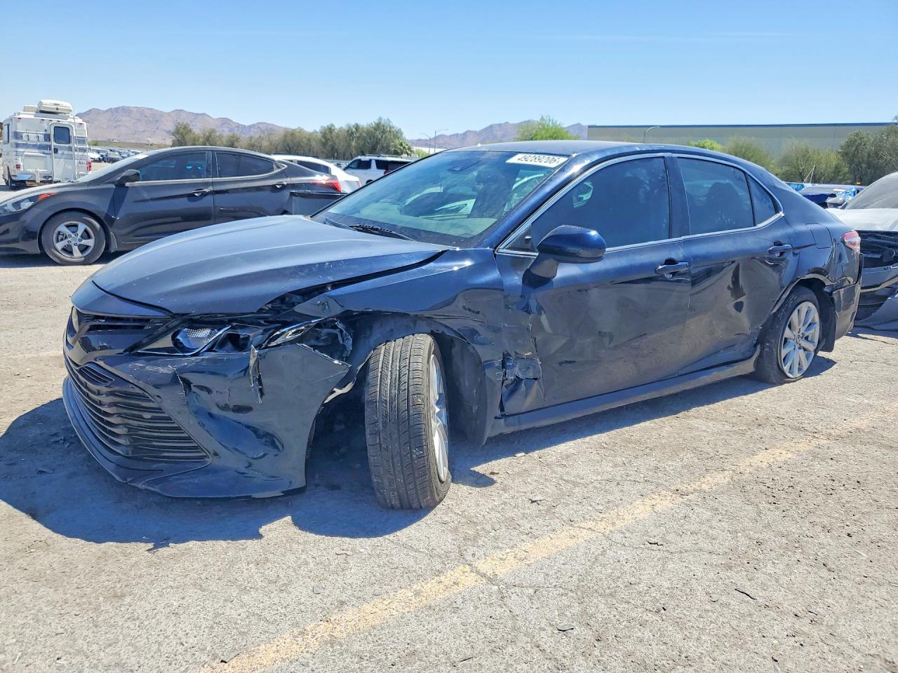 2020 Toyota Camry Le - zdjęcie główne