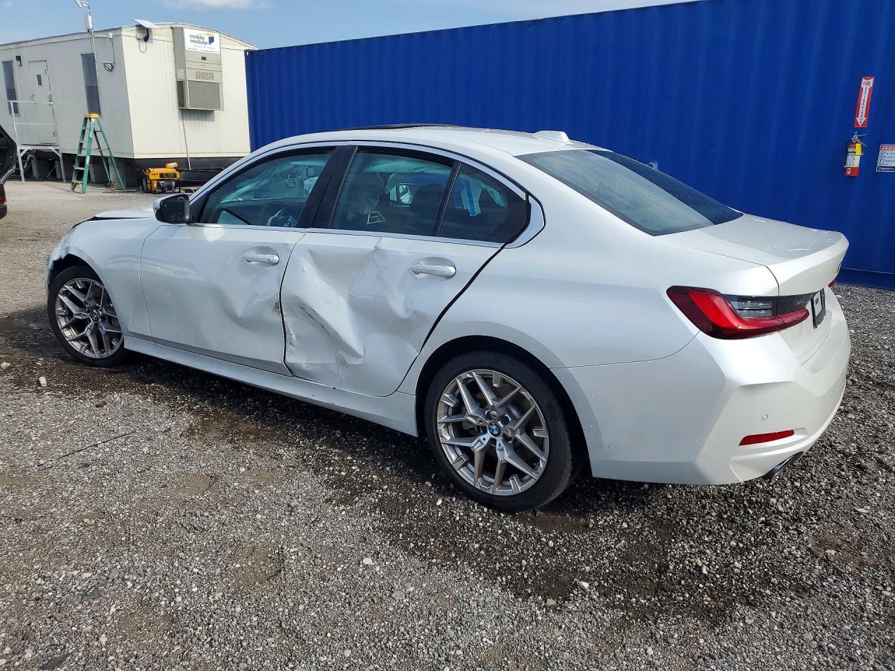 2025 BMW 330I - zdjęcie 2