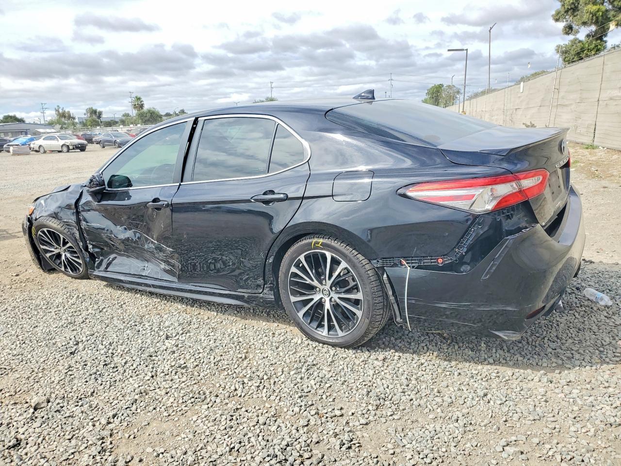 2019 Toyota Camry Se - zdjęcie 2