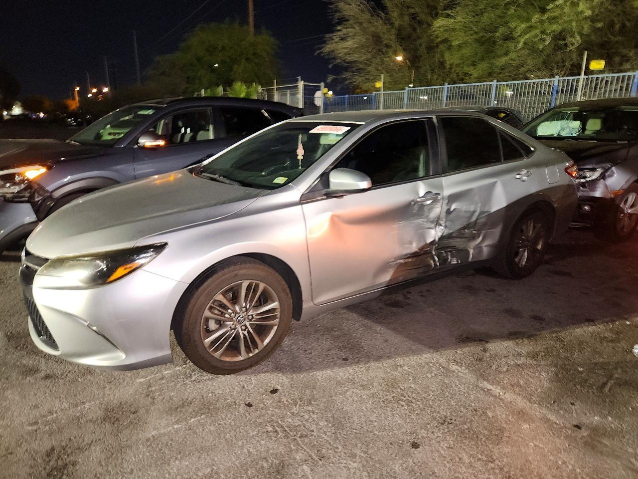 2016 Toyota Camry Se - zdjęcie główne