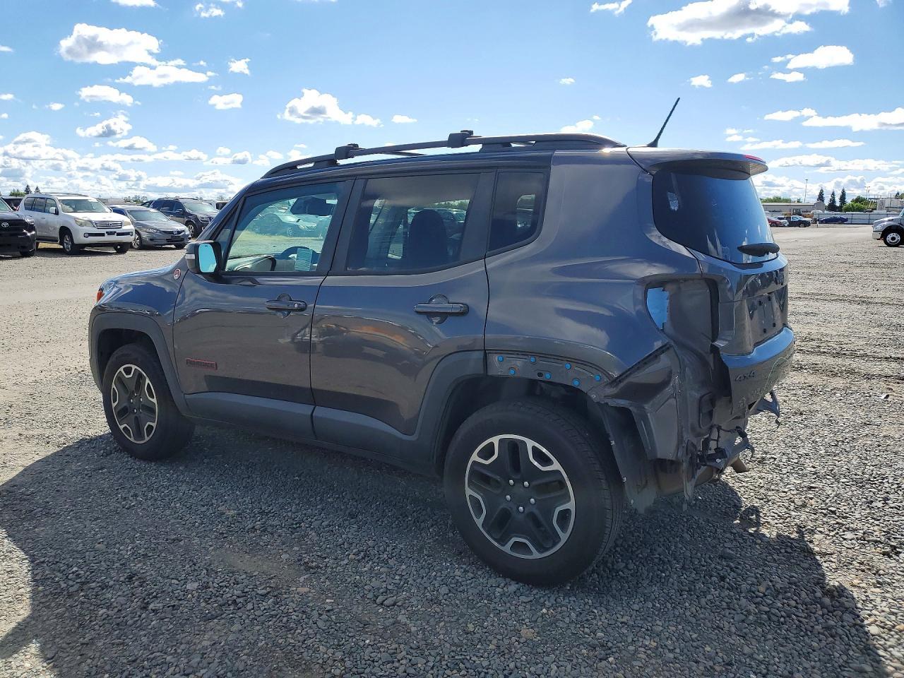 2016 Jeep Renegade Trailhawk - zdjęcie 2