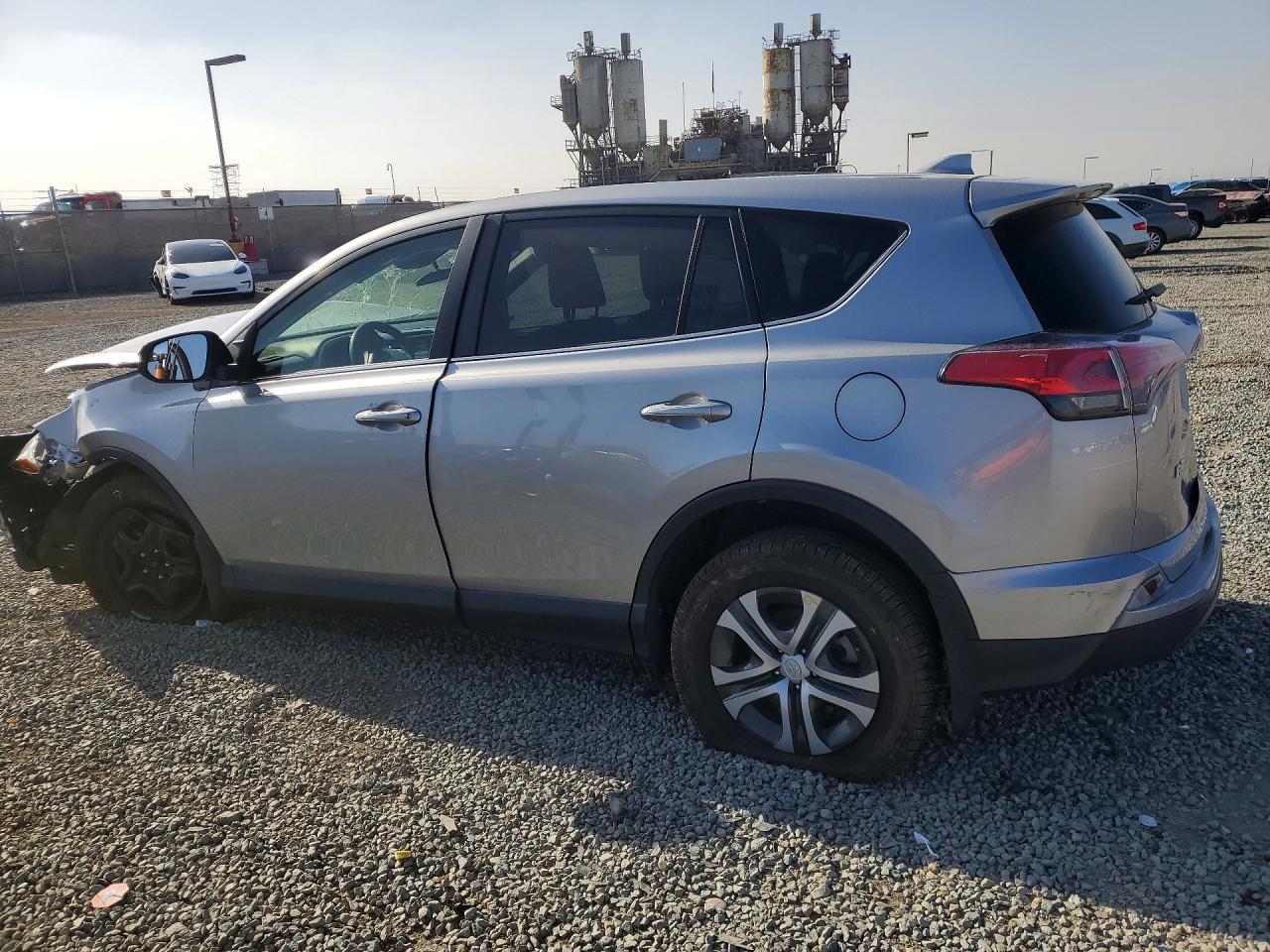 2018 Toyota Rav4 Le - zdjęcie 2