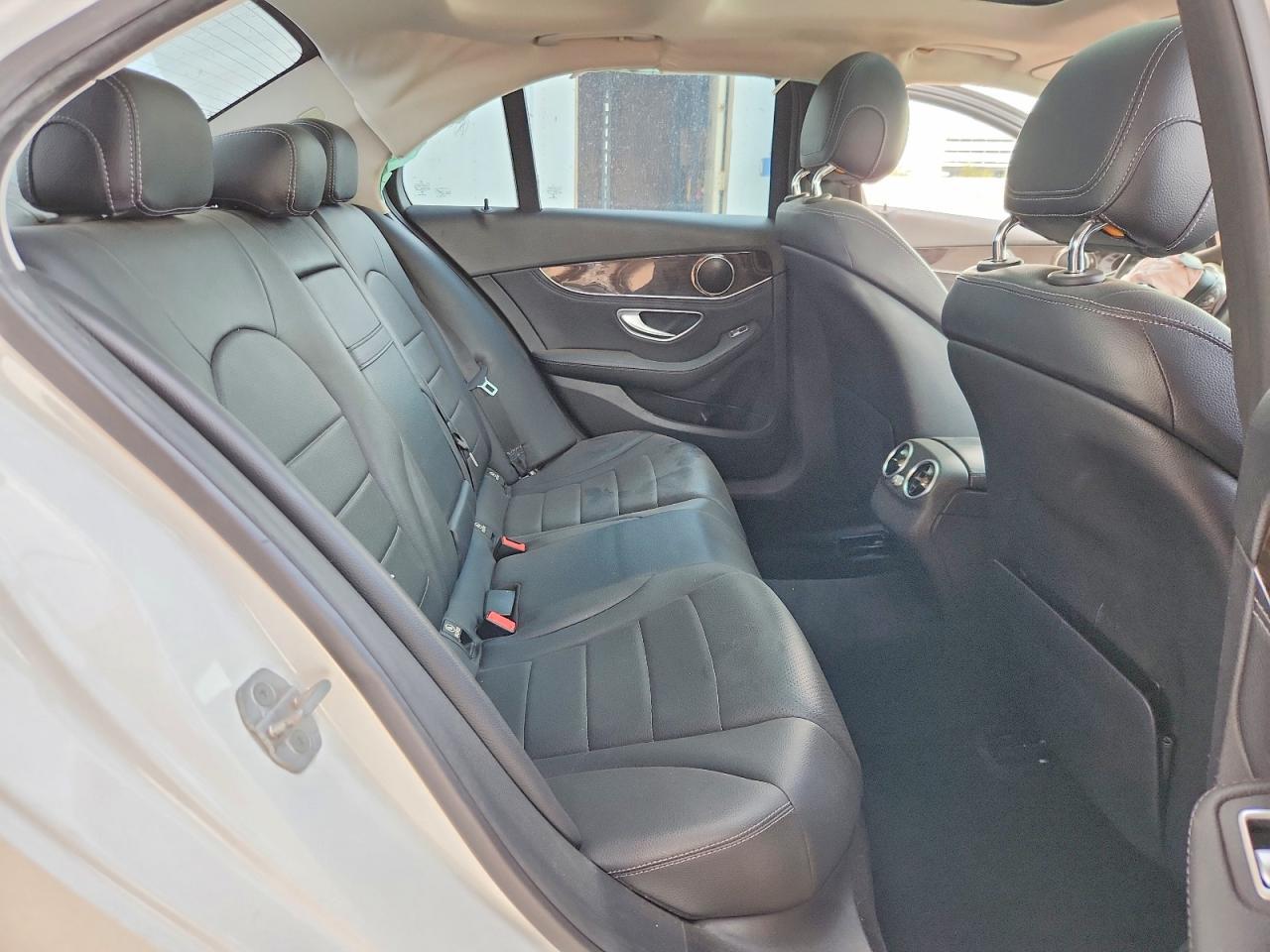 2015 Mercedes-Benz C 300 - zdjęcie 10