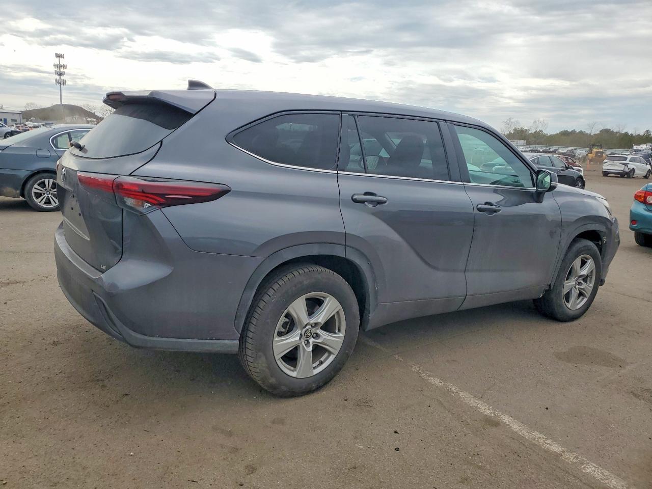 2024 Toyota Highlander Le - zdjęcie 3