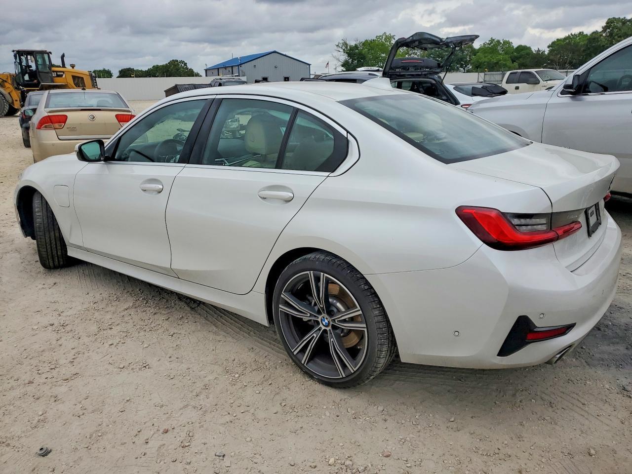2021 BMW 330E - zdjęcie 2