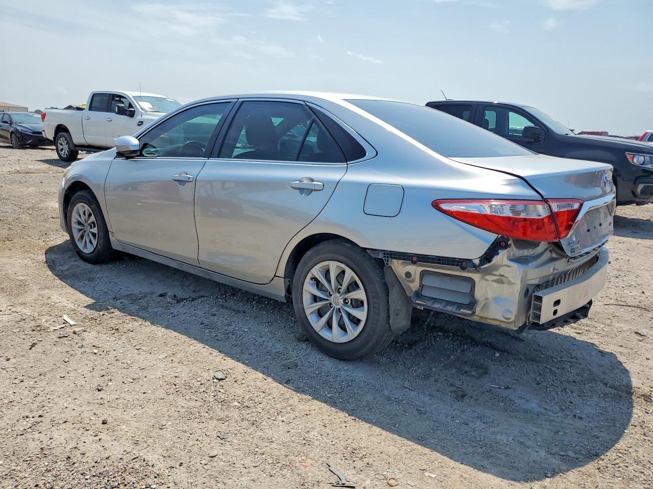 2016 Toyota Camry Le - zdjęcie 2