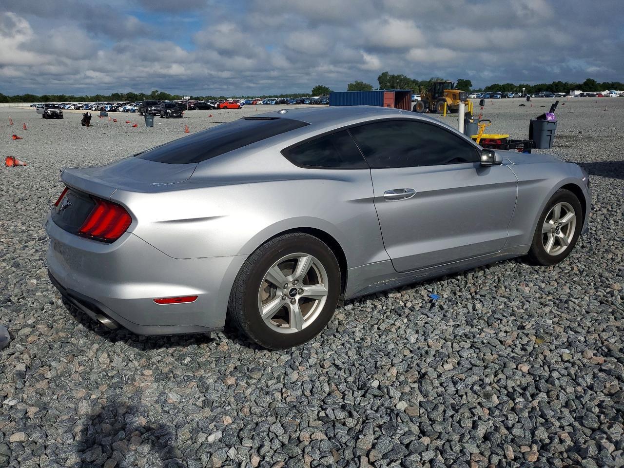 2019 Ford Mustang - zdjęcie 3
