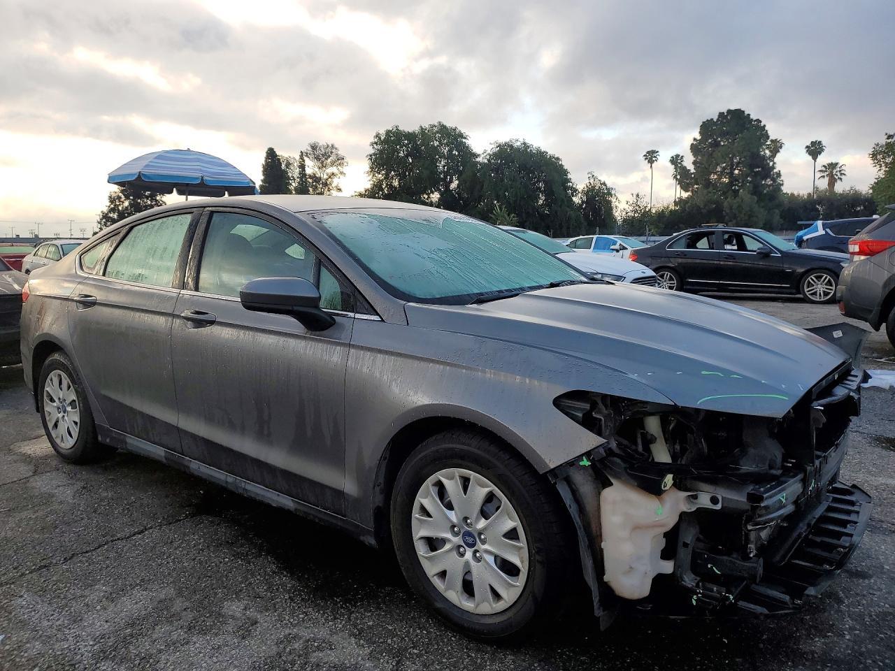 2014 Ford Fusion S - zdjęcie 4