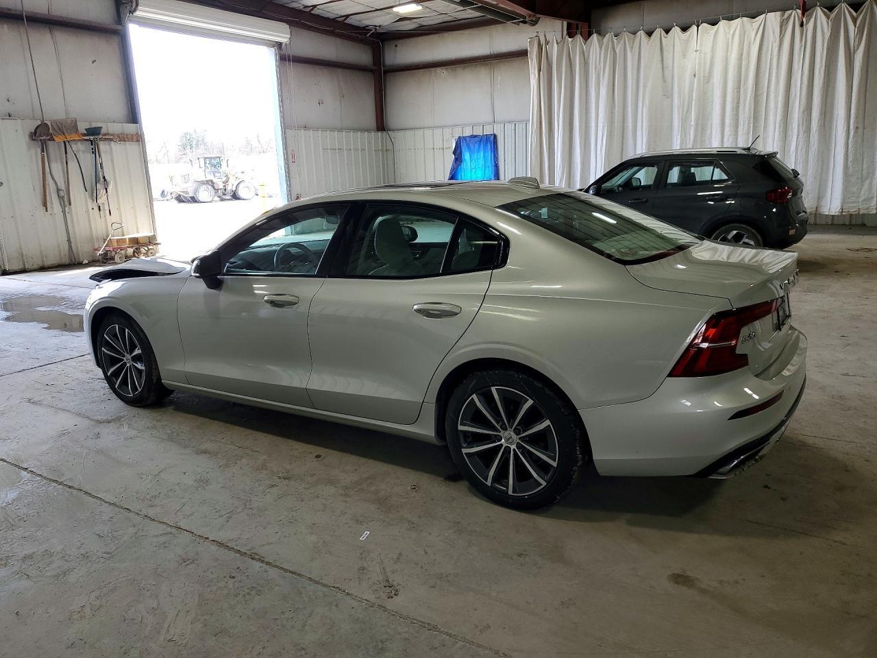 2022 Volvo S60 B5 Momentum - zdjęcie 2