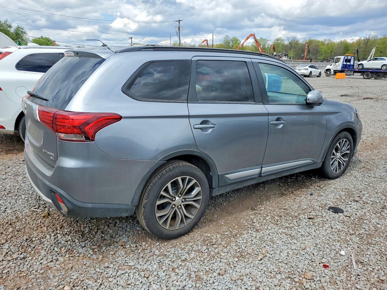 2016 Mitsubishi Outlander Se - zdjęcie 3