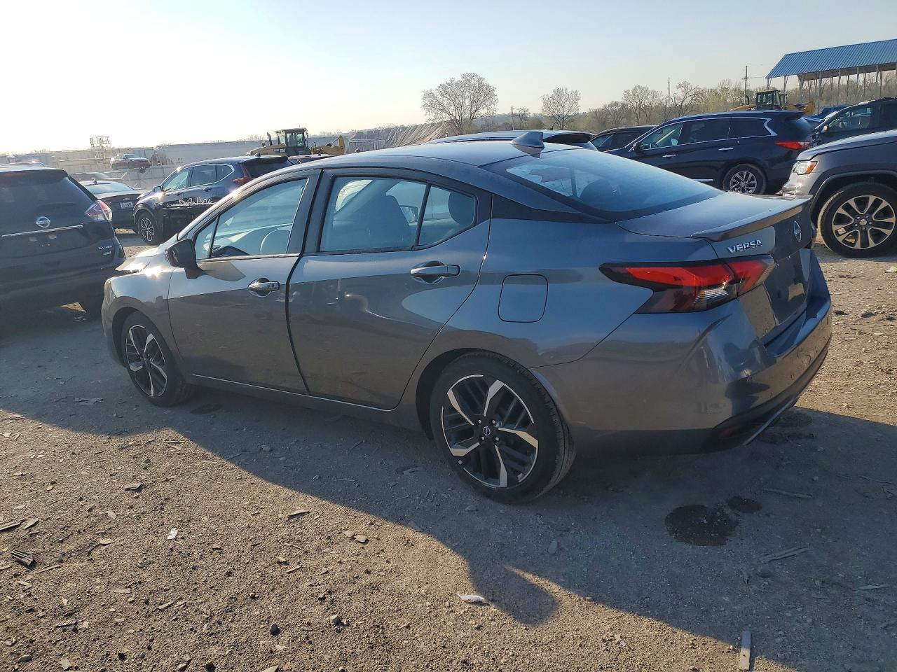 2024 Nissan Versa Sr - zdjęcie 2
