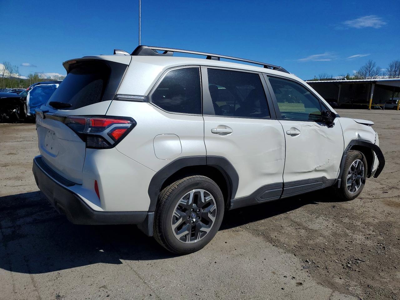 2025 Subaru Forester Premium - zdjęcie 3