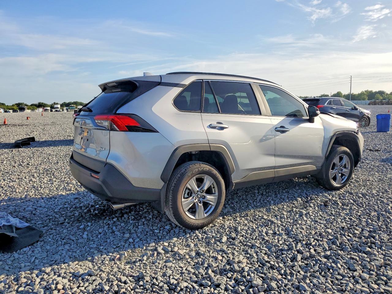 2025 Toyota Rav4 Xle - zdjęcie 3