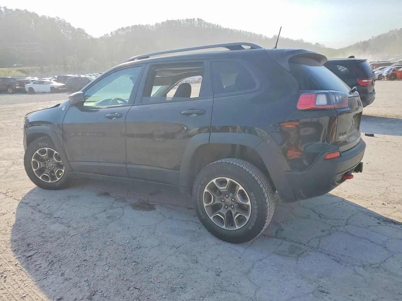 2020 Jeep Cherokee Trailhawk - zdjęcie 2