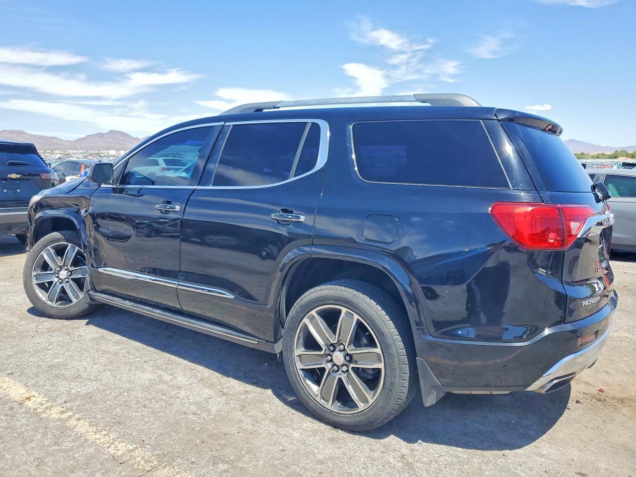 2017 GMC Acadia Denali - zdjęcie 2