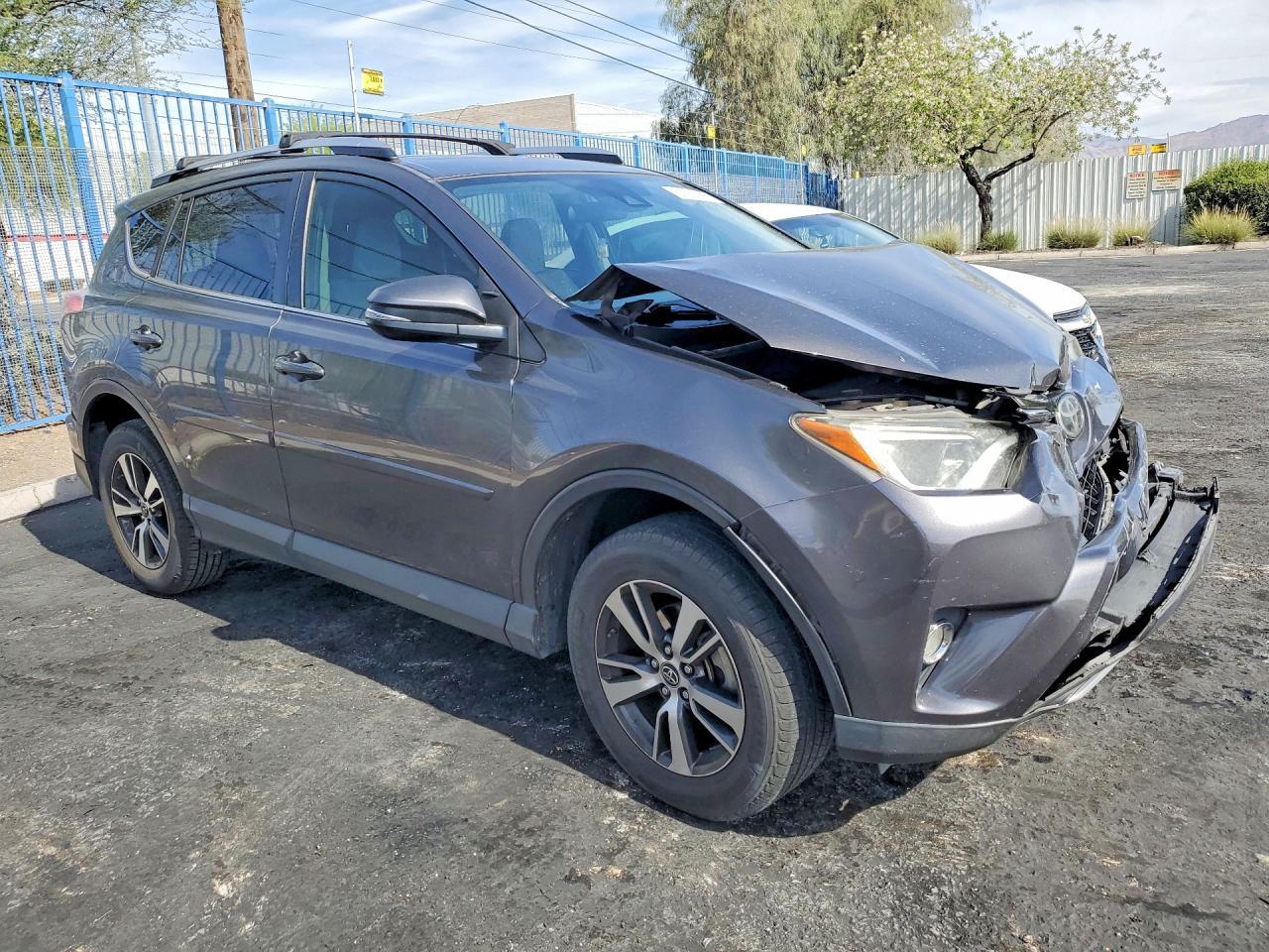 2017 Toyota Rav4 Xle - zdjęcie 4