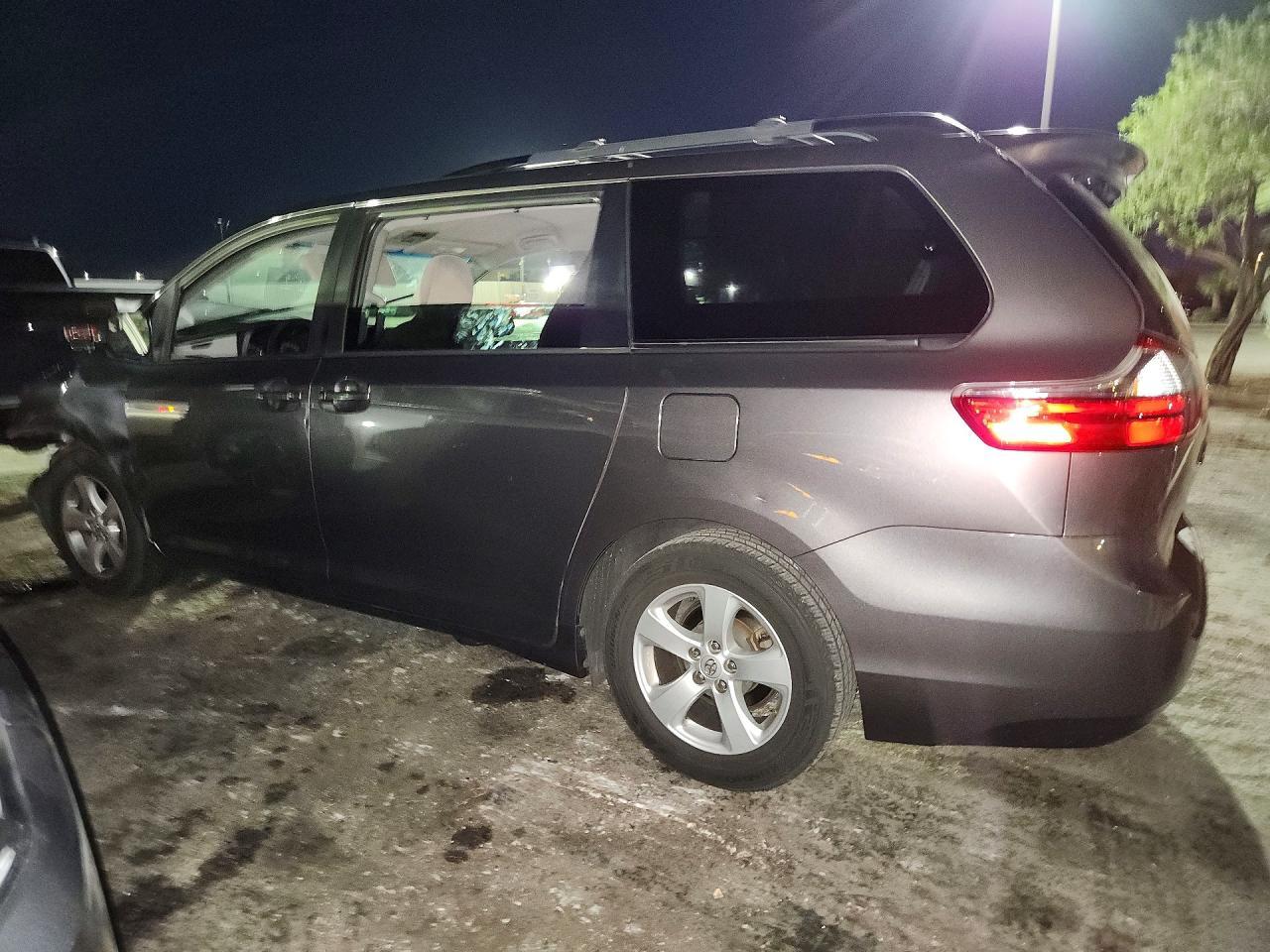 2015 Toyota Sienna Le 8-Passenger - zdjęcie 2