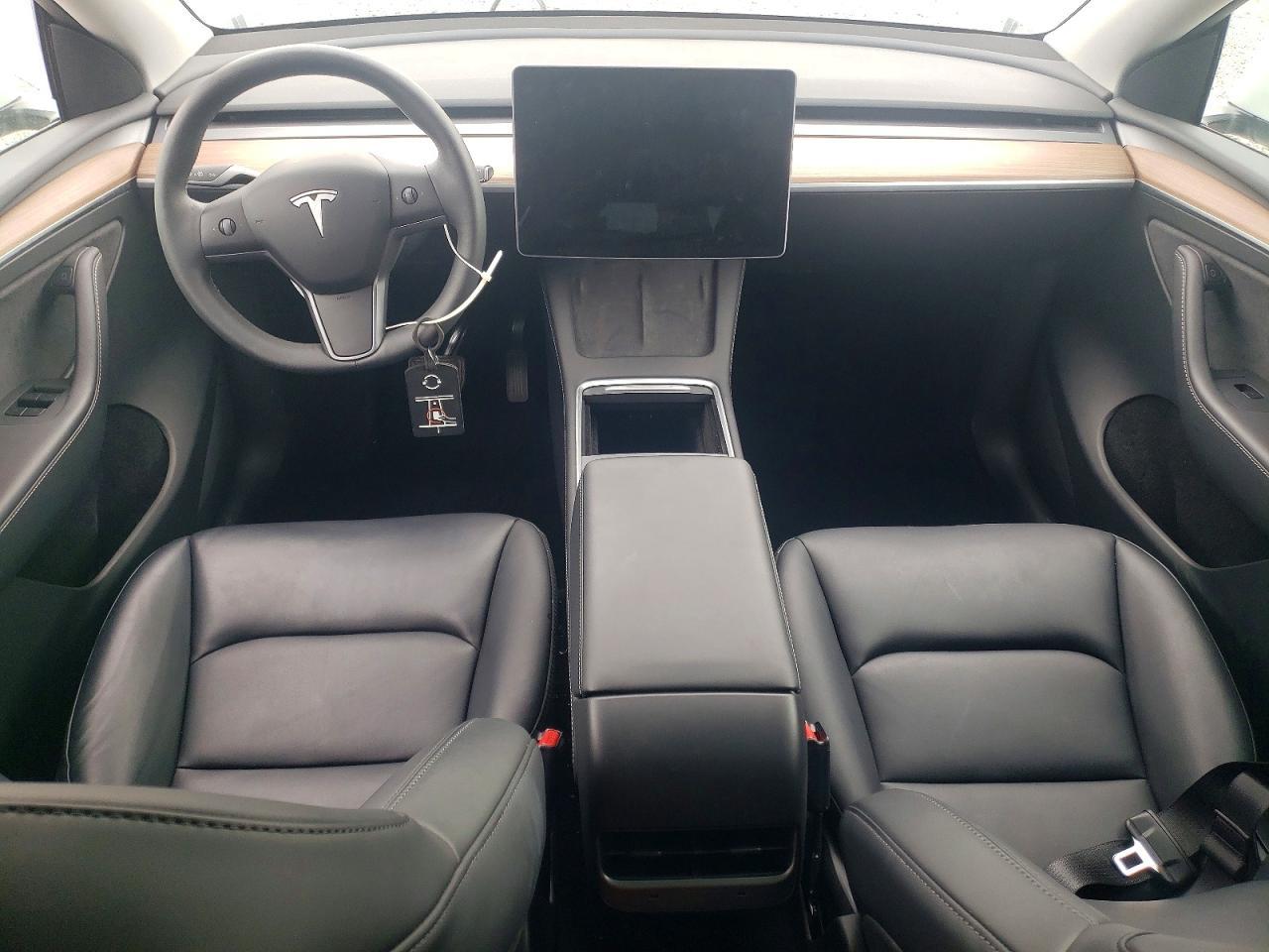 2025 Tesla Model Y - zdjęcie 8
