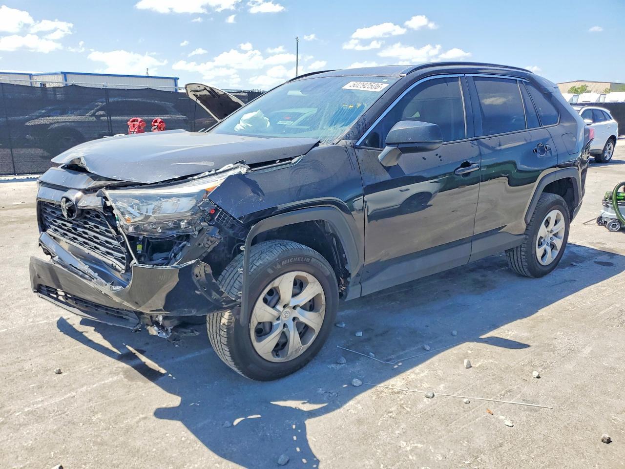 2019 Toyota Rav4 Le - zdjęcie główne
