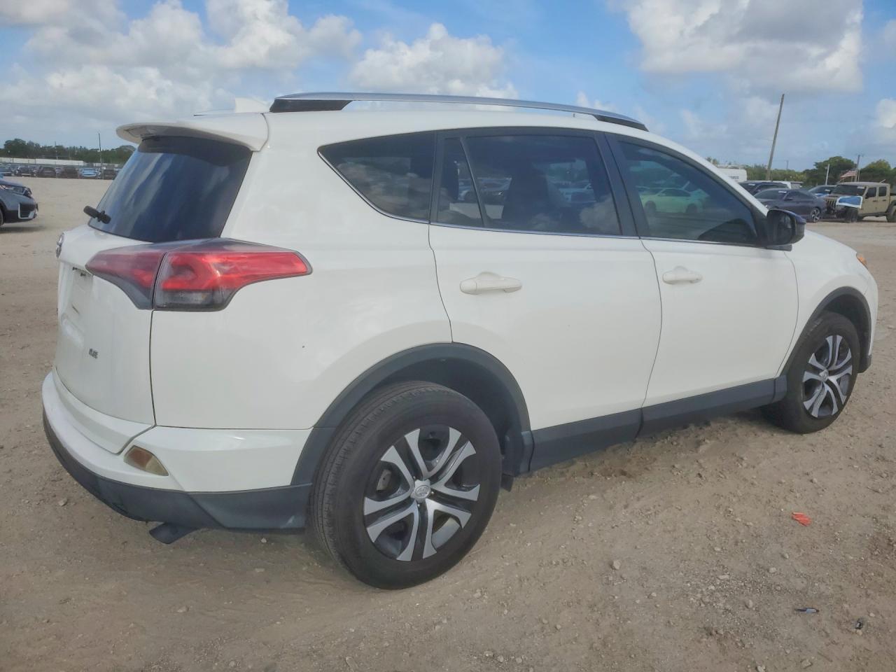 2016 Toyota Rav4 Le - zdjęcie 3