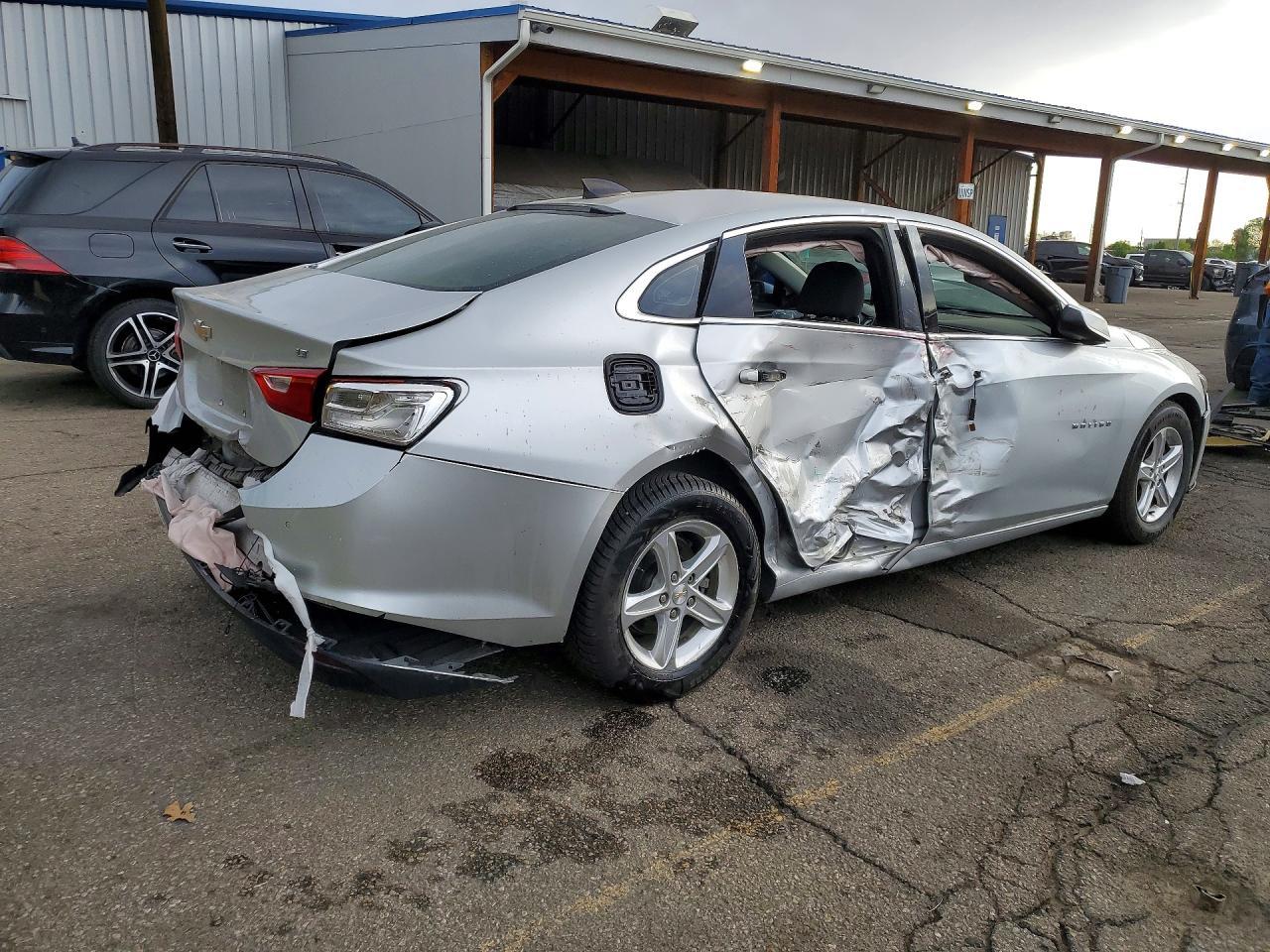 2021 Chevrolet Malibu Ls - zdjęcie 3
