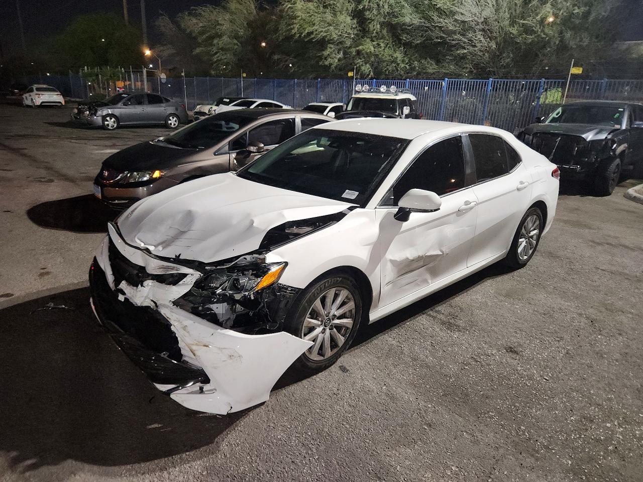 2018 Toyota Camry Le - zdjęcie główne