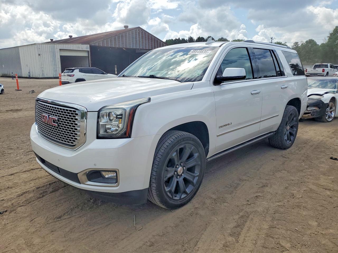 2017 GMC Yukon Denali - zdjęcie główne