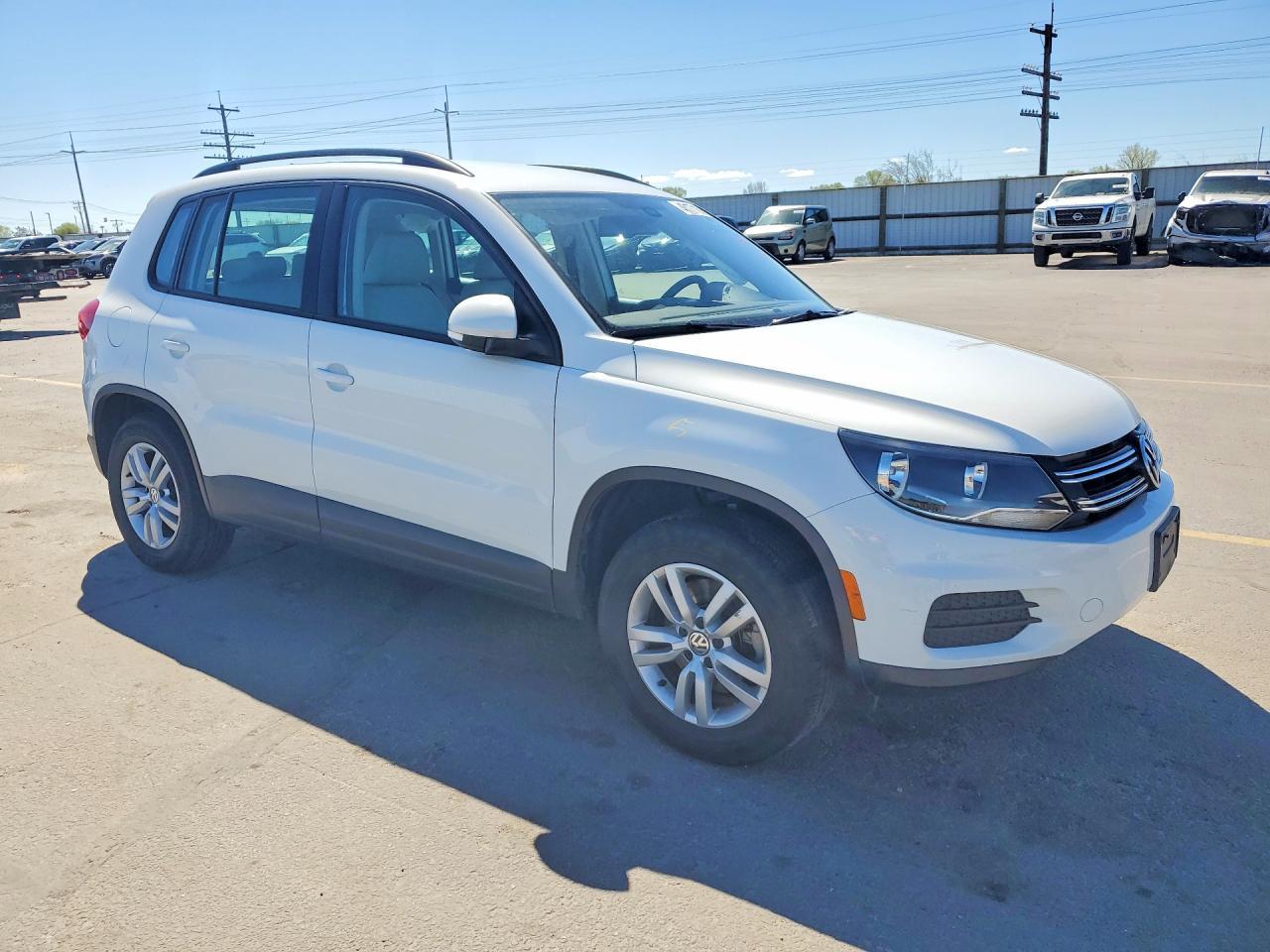 2017 Volkswagen Tiguan S - zdjęcie 4