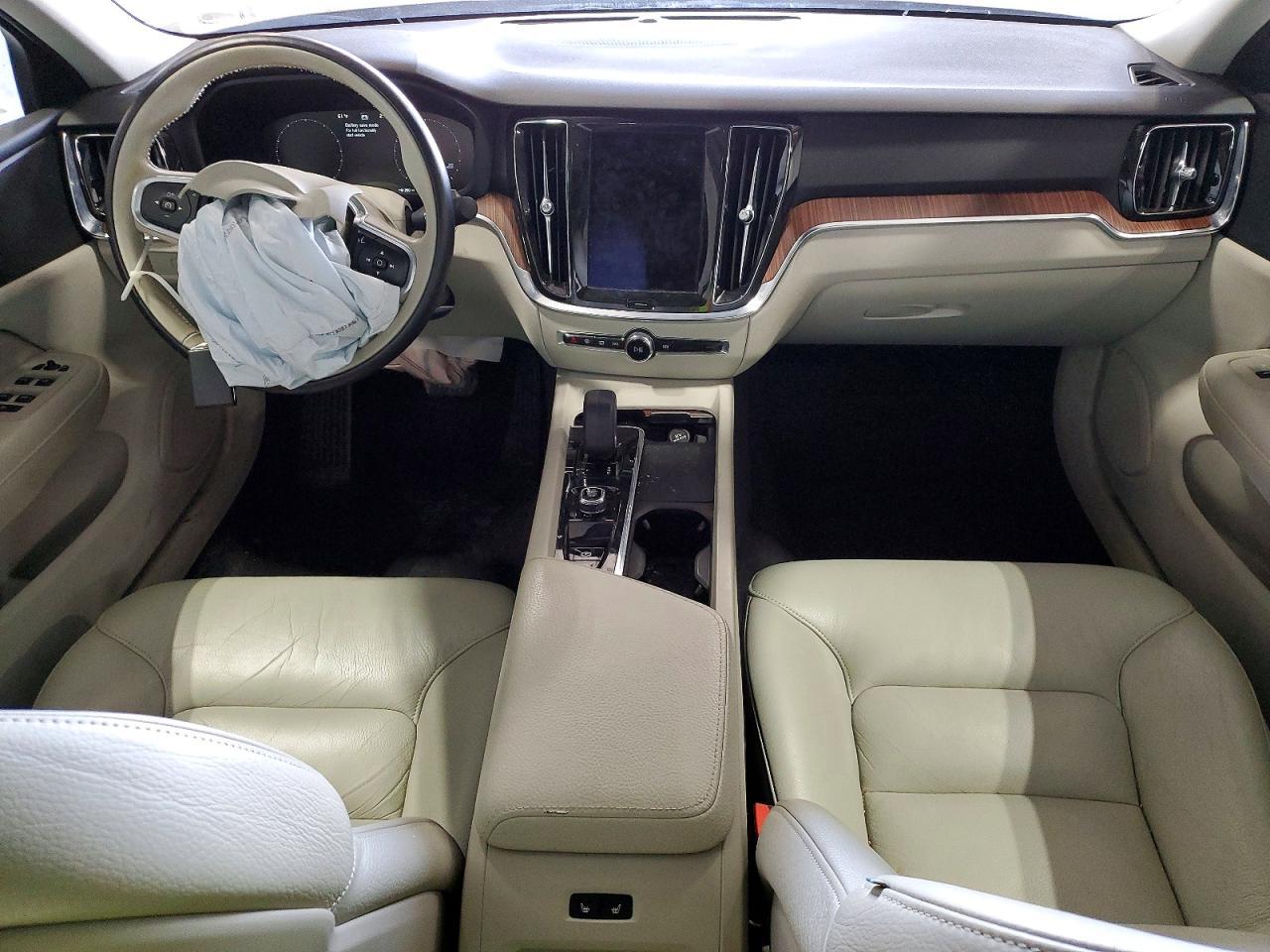 2022 Volvo S60 B5 Momentum - zdjęcie 8