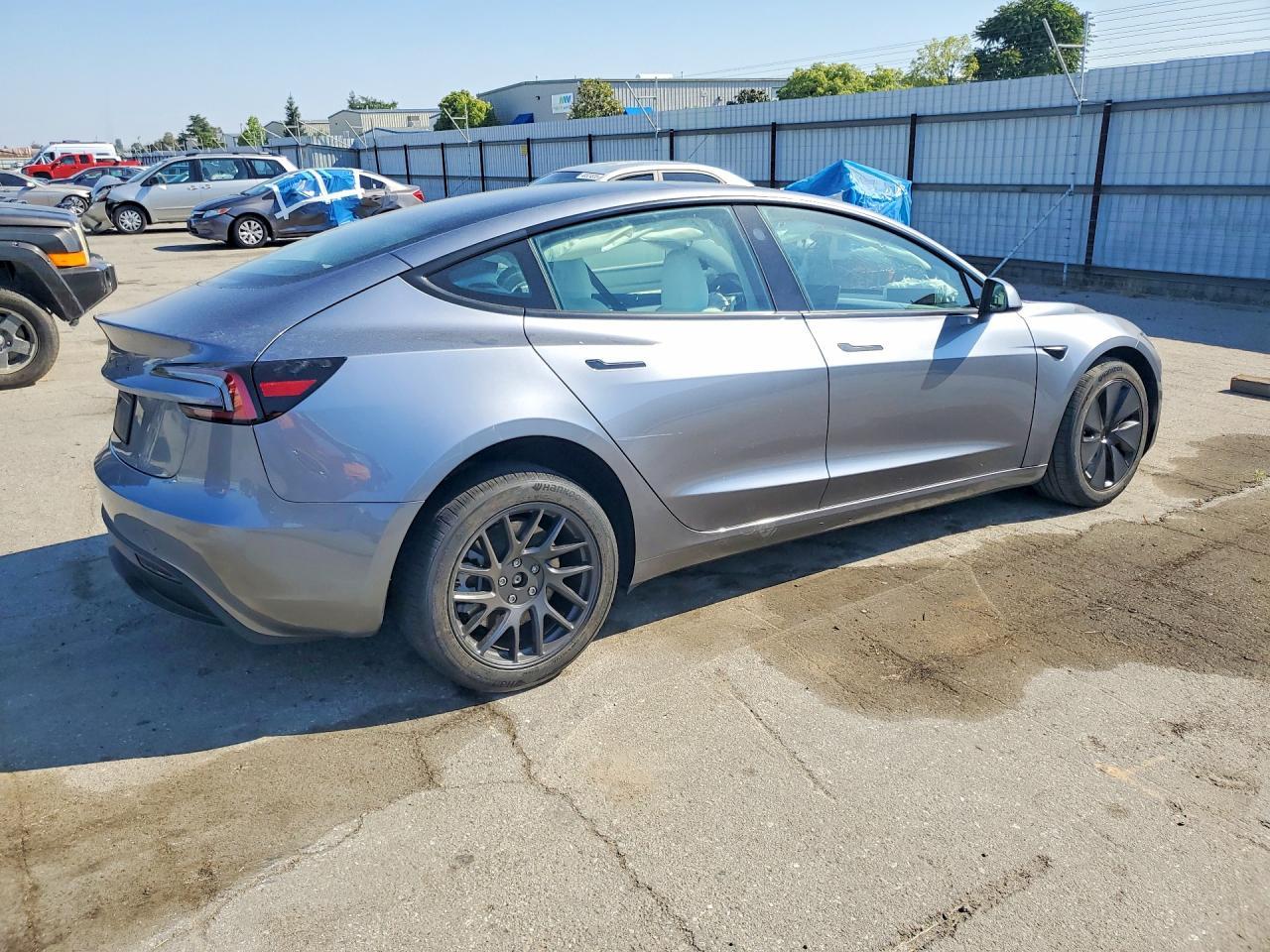 2026 Tesla Model 3 - zdjęcie 3