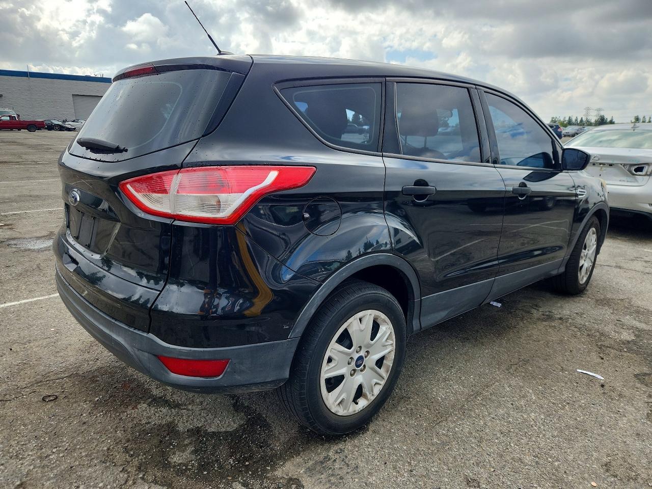 2014 Ford Escape S - zdjęcie 3