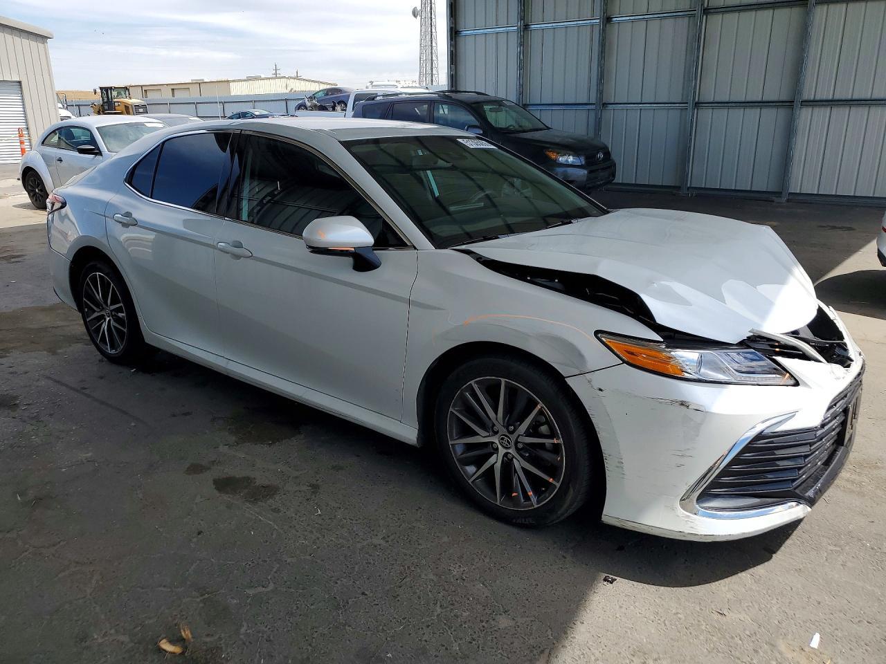 2021 Toyota Camry Xle - zdjęcie 4