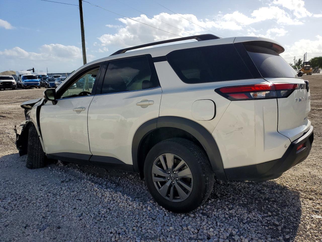 2024 Nissan Pathfinder Sv - zdjęcie 2