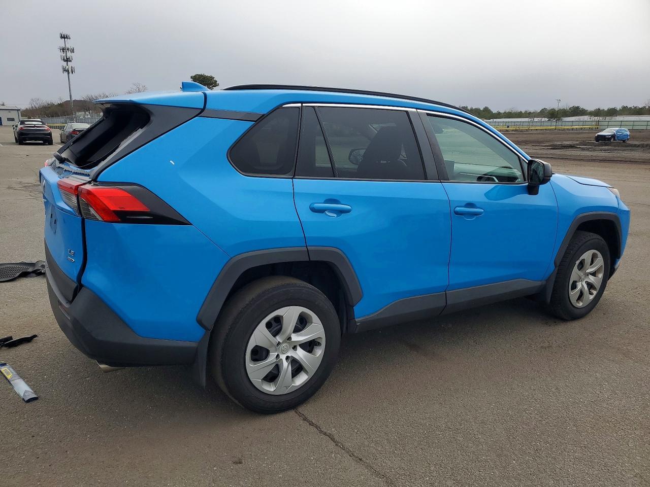 2020 Toyota Rav4 Le - zdjęcie 3