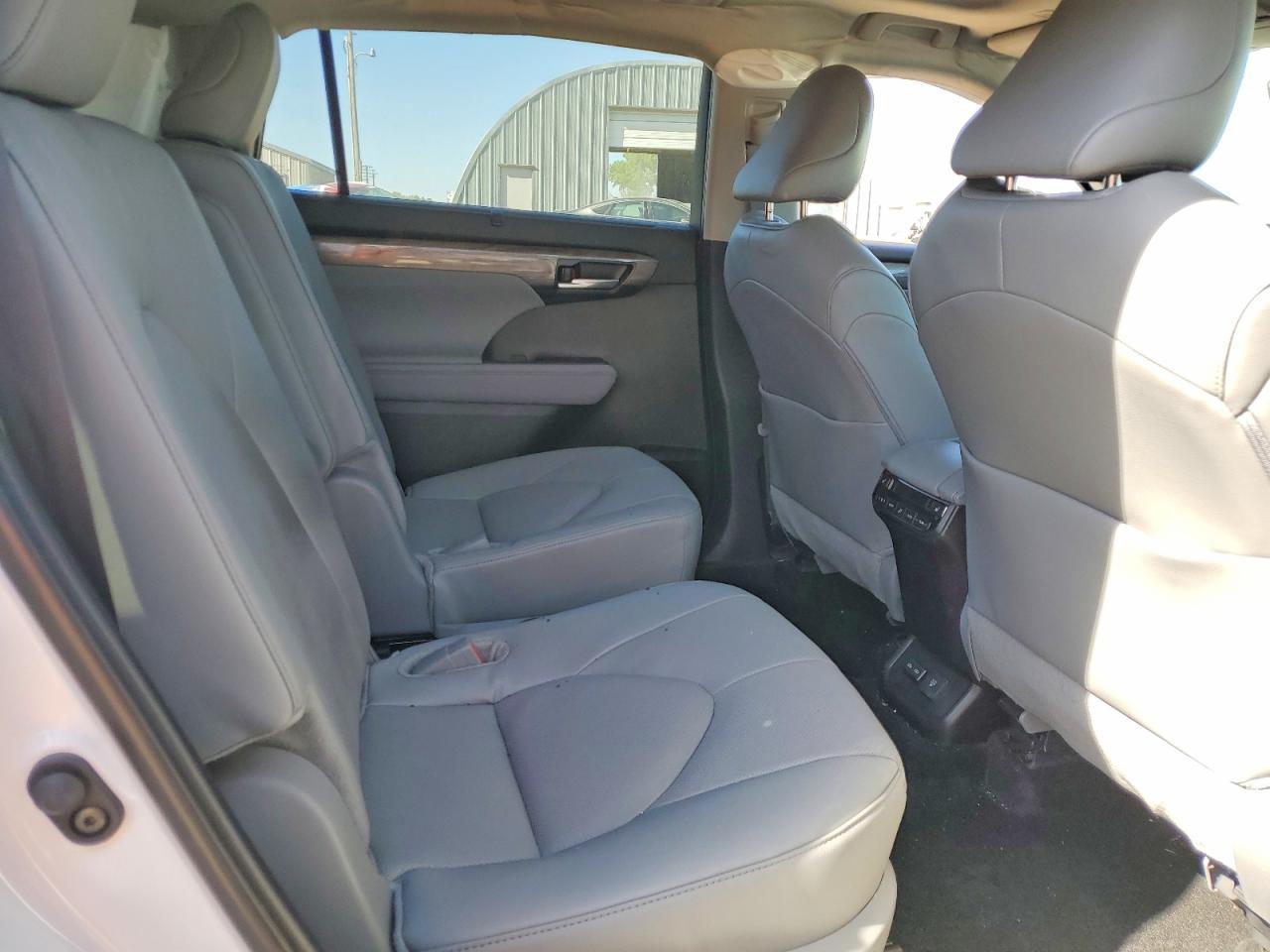 2025 Toyota Highlander Platinum - zdjęcie 10