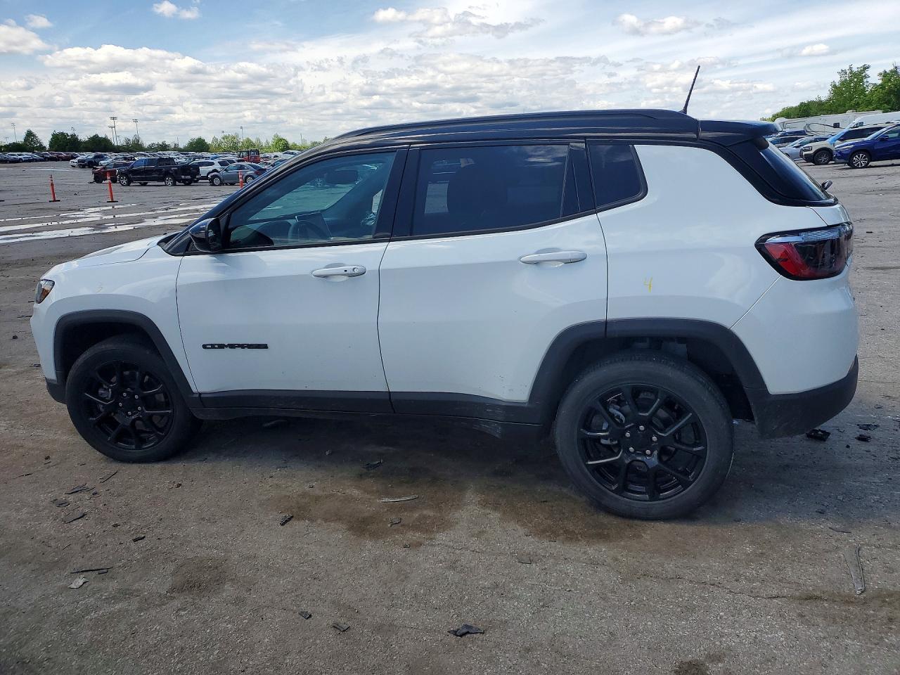 2023 Jeep Compass Latitude - zdjęcie 2