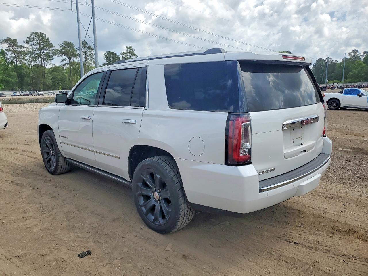 2017 GMC Yukon Denali - zdjęcie 2