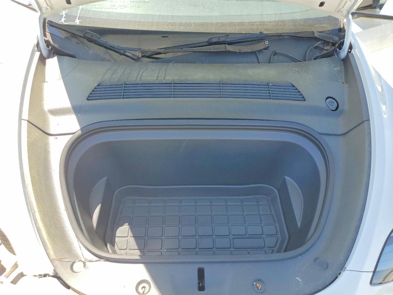 2024 Tesla Model Y - zdjęcie 11