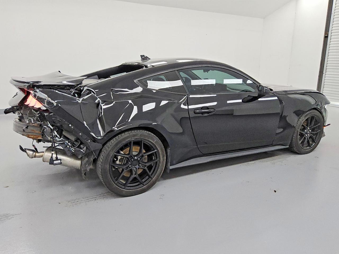 2024 Ford Mustang - zdjęcie 3