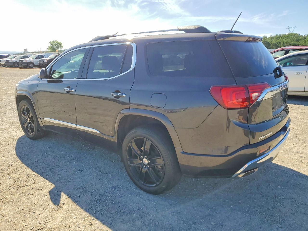 2017 GMC Acadia Denali - zdjęcie 2