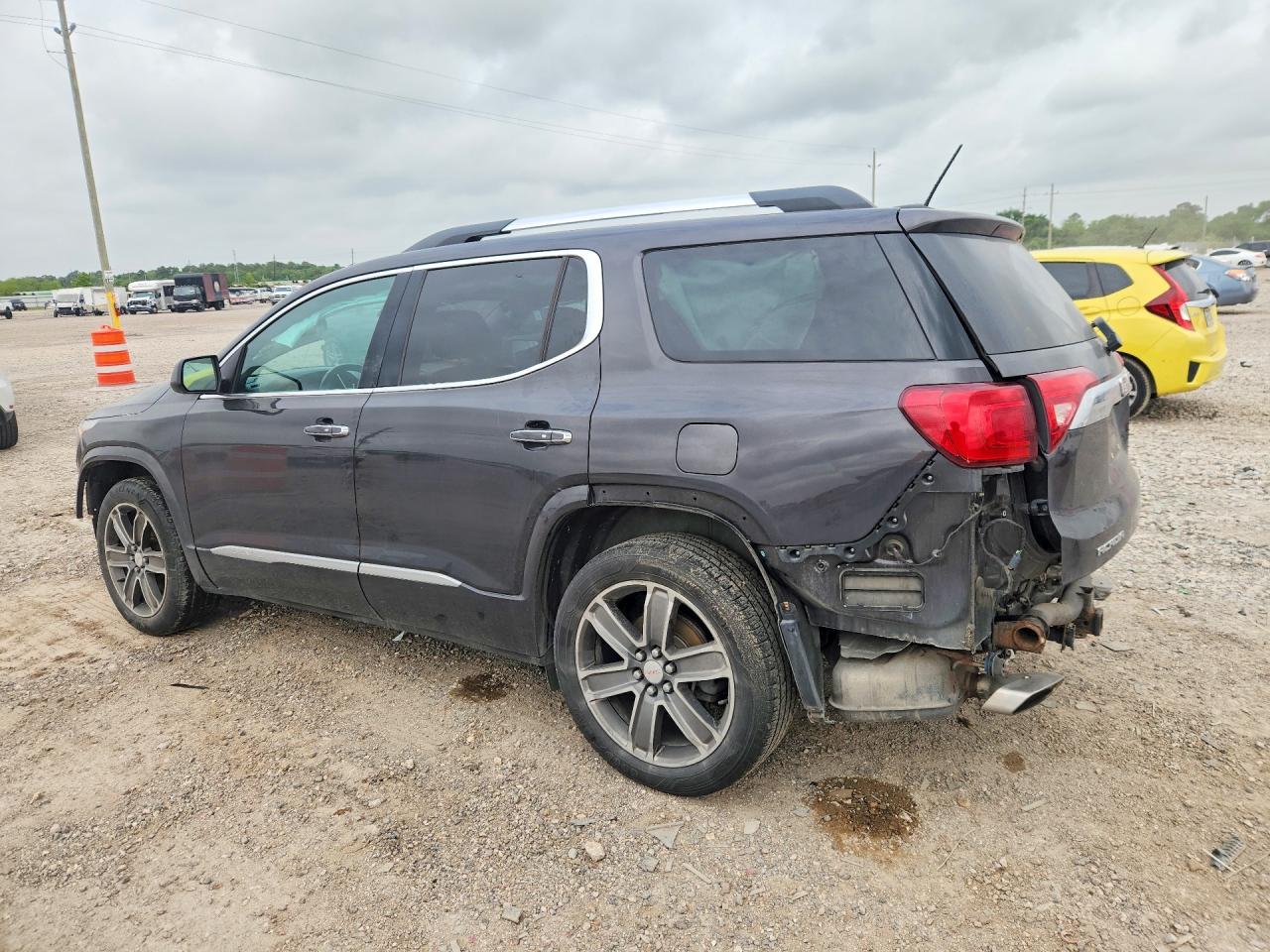 2017 GMC Acadia Denali - zdjęcie 2
