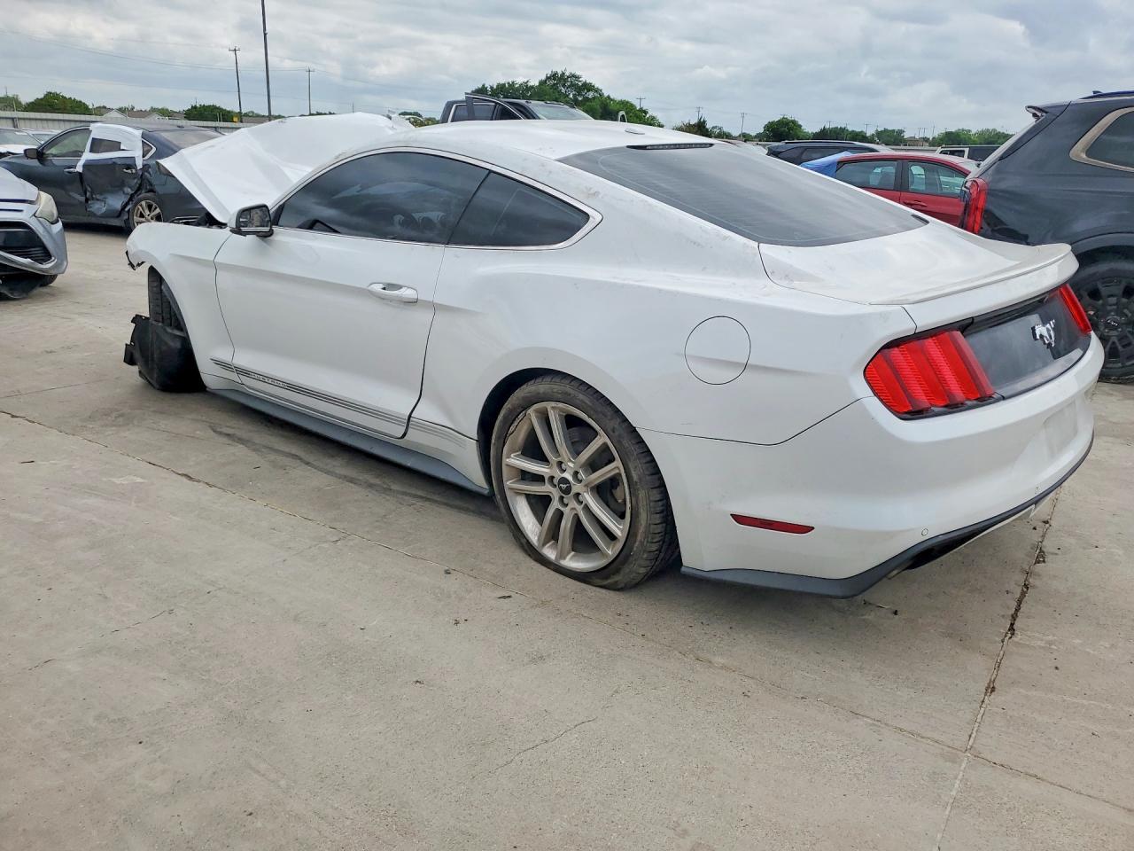 2017 Ford Mustang - zdjęcie 2