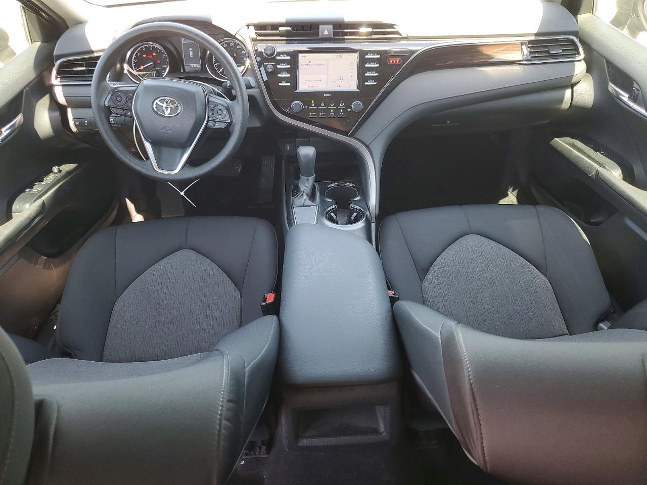 2020 Toyota Camry Le - zdjęcie 8